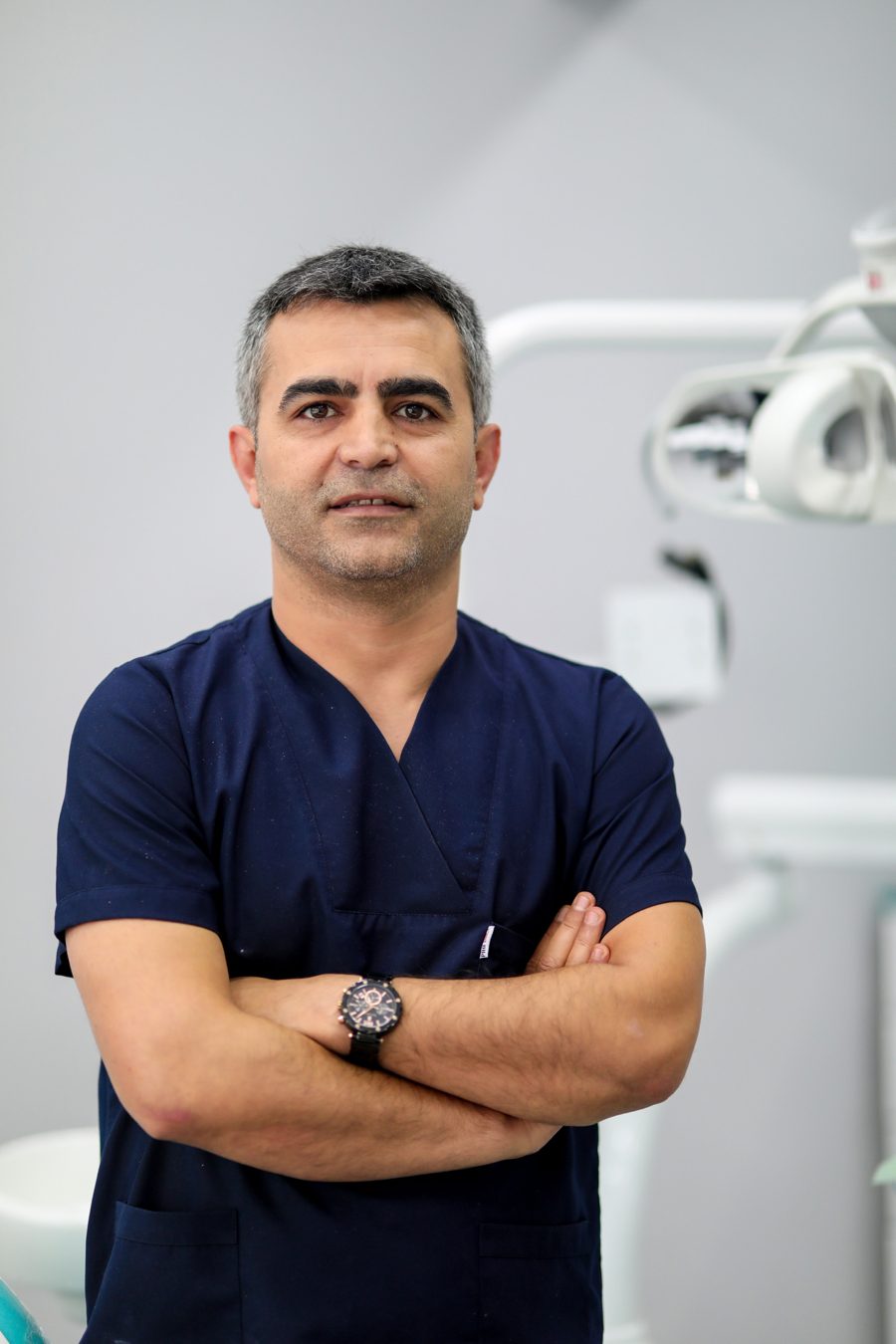 Dt.Mehmet Ali Arslan, diş hekimi, muayenehanesinde